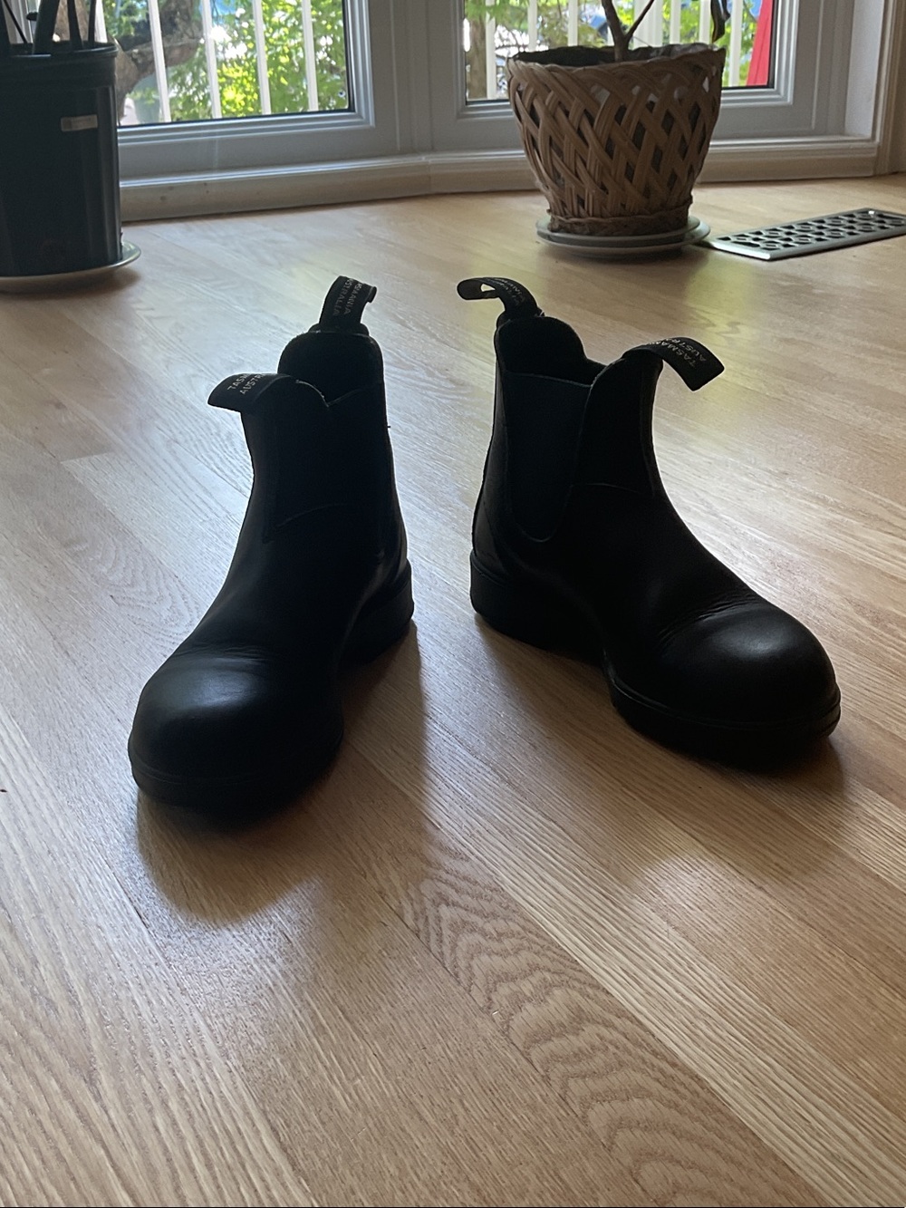 Blundstone Black Leather Chelsea Boots Women’s US 7 UK 4